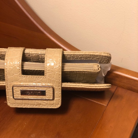 [New] KENNETH COLE Reaction Tab Clutch Purse w/ strap - Picture 4 of 4